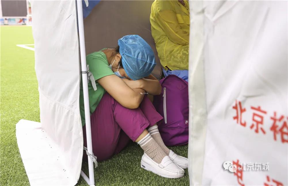 北京东城核酸检测点医护人员:＂我们不是独自在战斗！＂